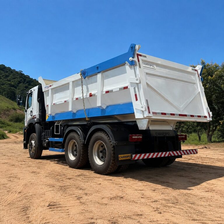 Caçamba basculante Carropel branca e azul em caminhão, vista traseira