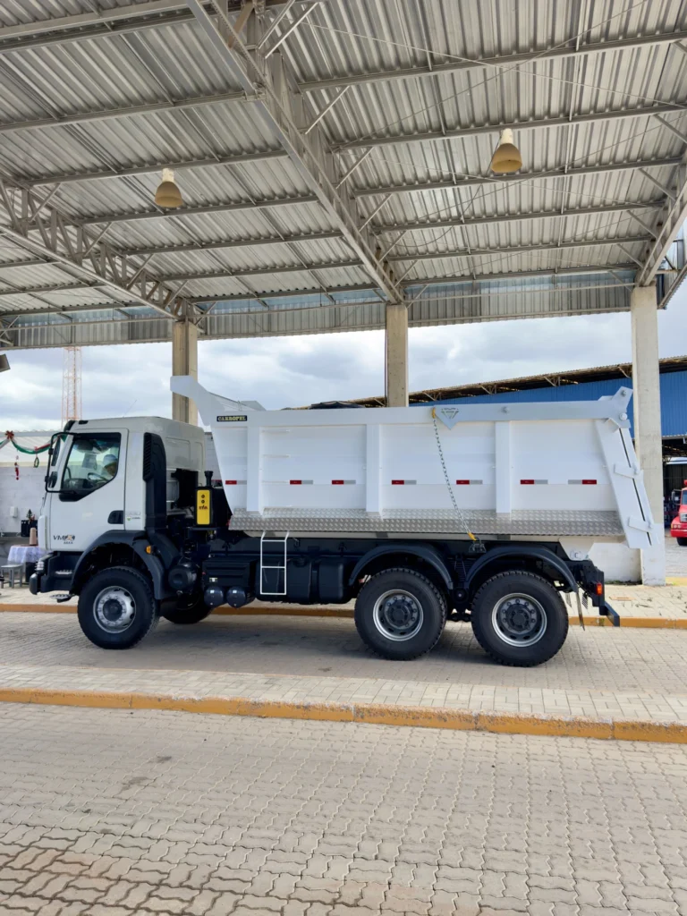 Caçamba basculante Carropel em caminhão Volvo VM, vista lateral completa